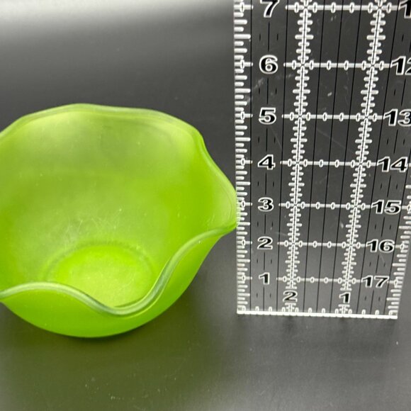 Vintage Apple Green Frosted Glass Bowl Scalloped Edge Decorative Serving Dish 5" - Picture 8 of 10